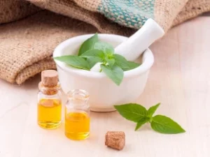 mortier de preparatrice en pharmacie deux flacons huiles essentielles